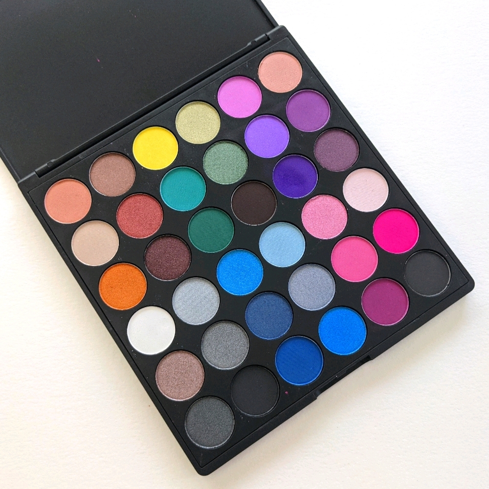 Smoky eyeshadow palette